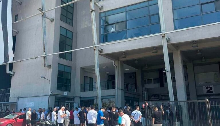 Οργισμένοι οι οπαδοί του ΠΑΟΚ που είναι τώρα στην Τούμπα – Απαιτούν επικοινωνία με Σαββίδη για το θέμα Κωνσταντέλια