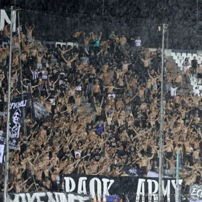 Τούμπα – Χόρευαν στη βροχή οι οπαδοί του ΠΑΟΚ