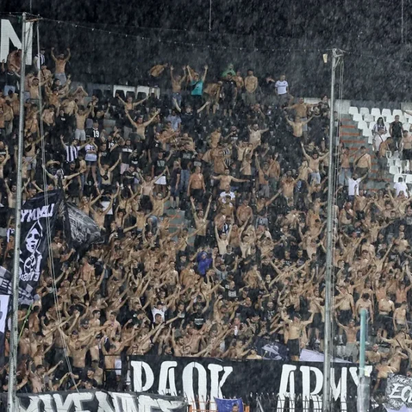 Τούμπα – Χόρευαν στη βροχή οι οπαδοί του ΠΑΟΚ