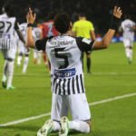 Ανατροπή και νίκη στο τέλος για τον «Δικέφαλο», σε αγώνα όπου ακυρώθηκαν δύο γκολ του Ηρακλή, πέναλτι υπέρ του ΠΑΟΚ και αποβλήθηκε παίκτης του «γηραιού», μέσω VAR!