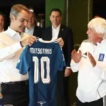 Ο Μητσοτάκης επισκέφθηκε την Εθνική ποδοσφαίρου – Το δώρο που του χάρισαν