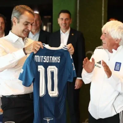 Ο Μητσοτάκης επισκέφθηκε την Εθνική ποδοσφαίρου – Το δώρο που του χάρισαν