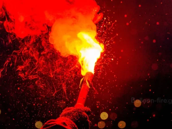 Συνελήφθη οπαδός του ΠΑΟΚ επειδή άναψε πυρσό στην Τούμπα στο ματς με τον Ηρακλή