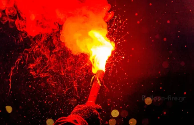Συνελήφθη οπαδός του ΠΑΟΚ επειδή άναψε πυρσό στην Τούμπα στο ματς με τον Ηρακλή